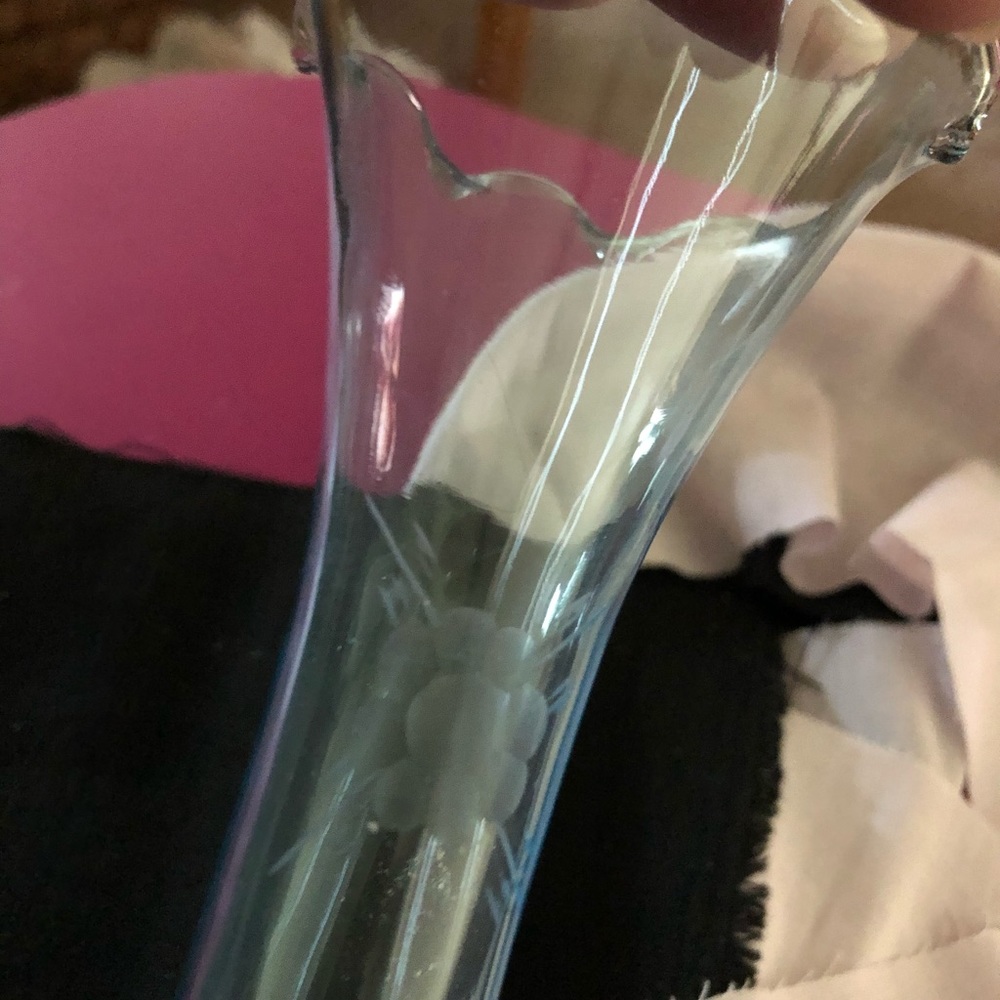 NWOT - Beautiful Blue Etched Glass Vase - Picture 5 of 6